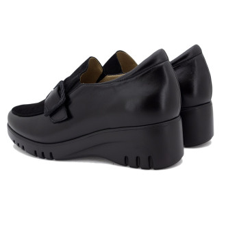 Mocasín PIE SANTO para mujer fabricado en piel color negro con detalle