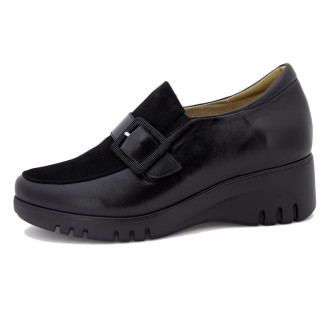 Mocasín PIE SANTO para mujer fabricado en piel color negro con detalle