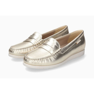 Mocasín MEPHISTO para mujer fabricado en piel color oro mate.