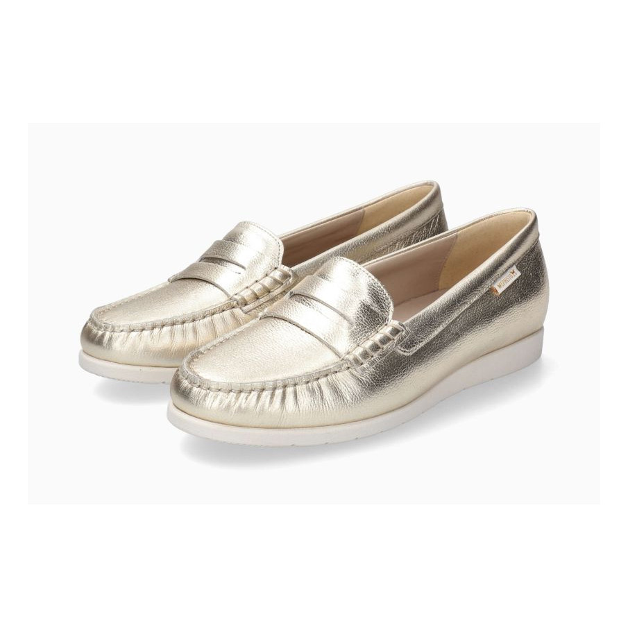 Mocasín MEPHISTO para mujer fabricado en piel color oro mate.