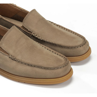 Mocasín FLUCHOS para hombre en piel nobuck color taupe.