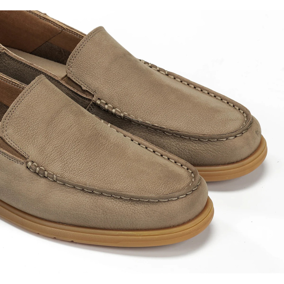 Mocasín FLUCHOS para hombre en piel nobuck color taupe.