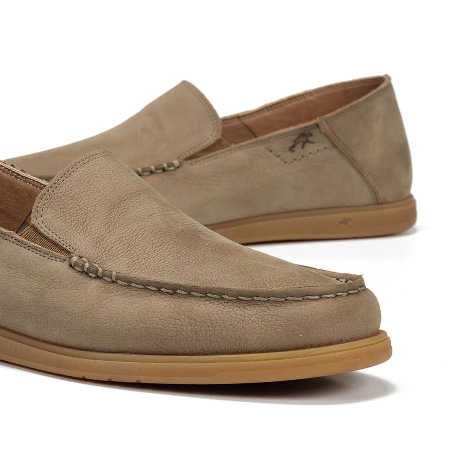 Mocasín FLUCHOS para hombre en piel nobuck color taupe.