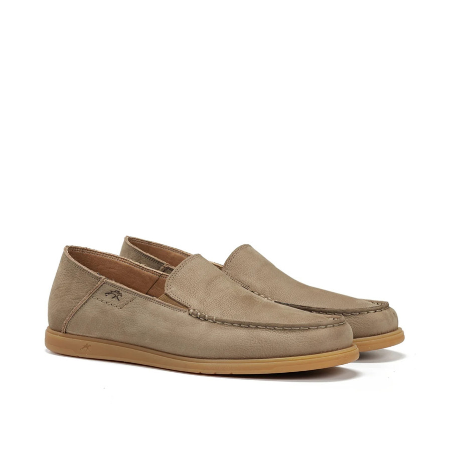 Mocasín FLUCHOS para hombre en piel nobuck color taupe.