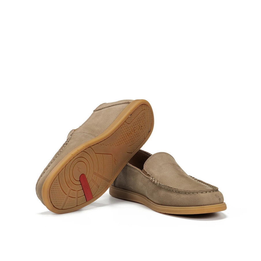 Mocasín FLUCHOS para hombre en piel nobuck color taupe.