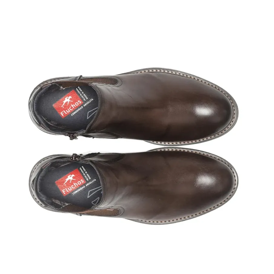 Botín FLUCHOS realizado en piel de color marrón para hombre.