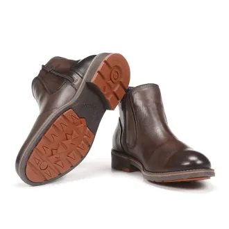 Botín FLUCHOS realizado en piel de color marrón para hombre.