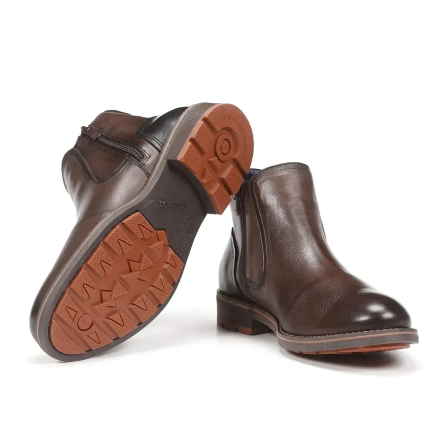 Botín FLUCHOS realizado en piel de color marrón para hombre.