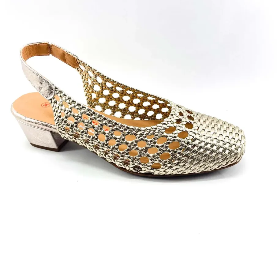 SANDALIA TRENZADA DORADA.