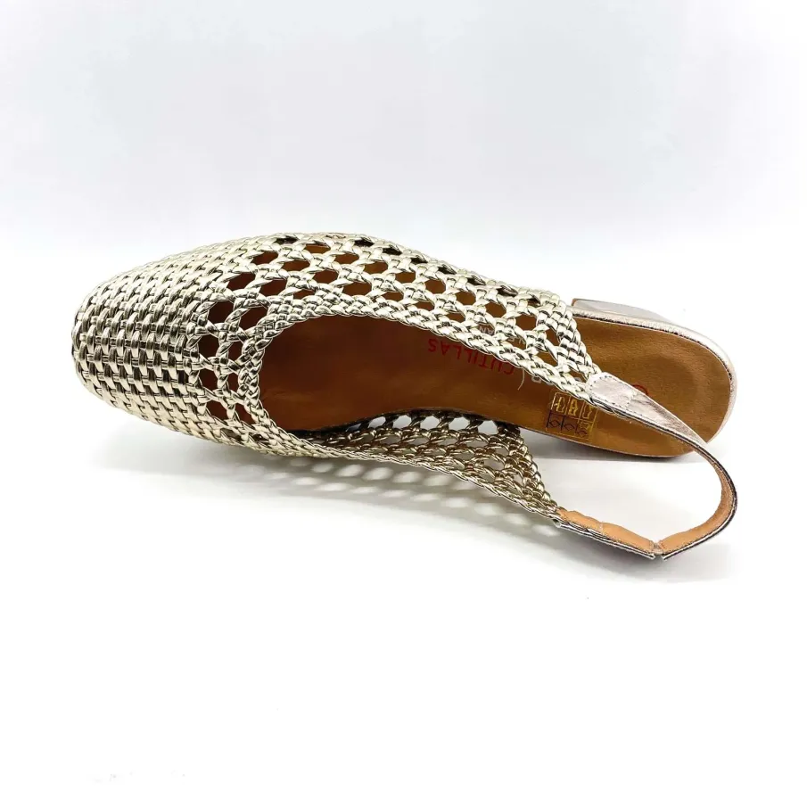 SANDALIA TRENZADA DORADA.