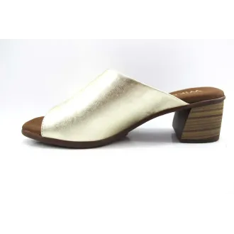 Sandalia de piel platino para mujer con diseño asimétrico