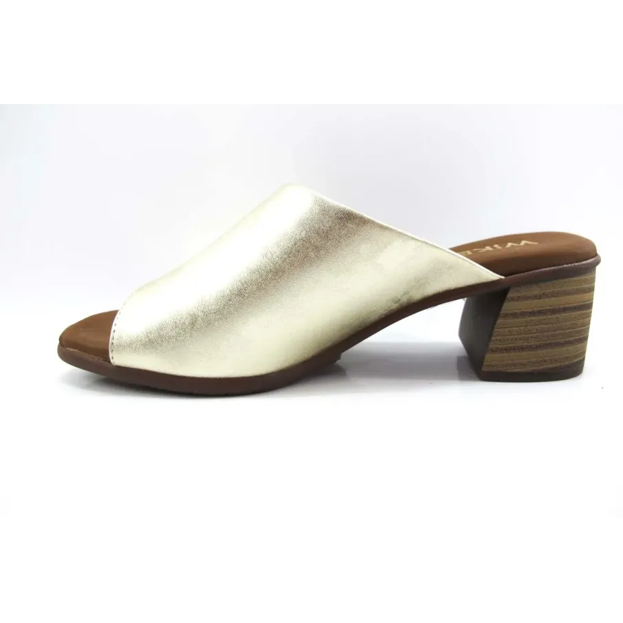 Sandalia zueco asimétrico platino de piel para mujer vista lateral