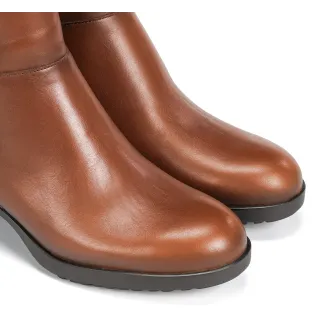 Botínes FLUCHOS para mujer  fabricados en piel color cuero.