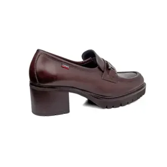Zapato mocasín de mujer marrón con tacón medio