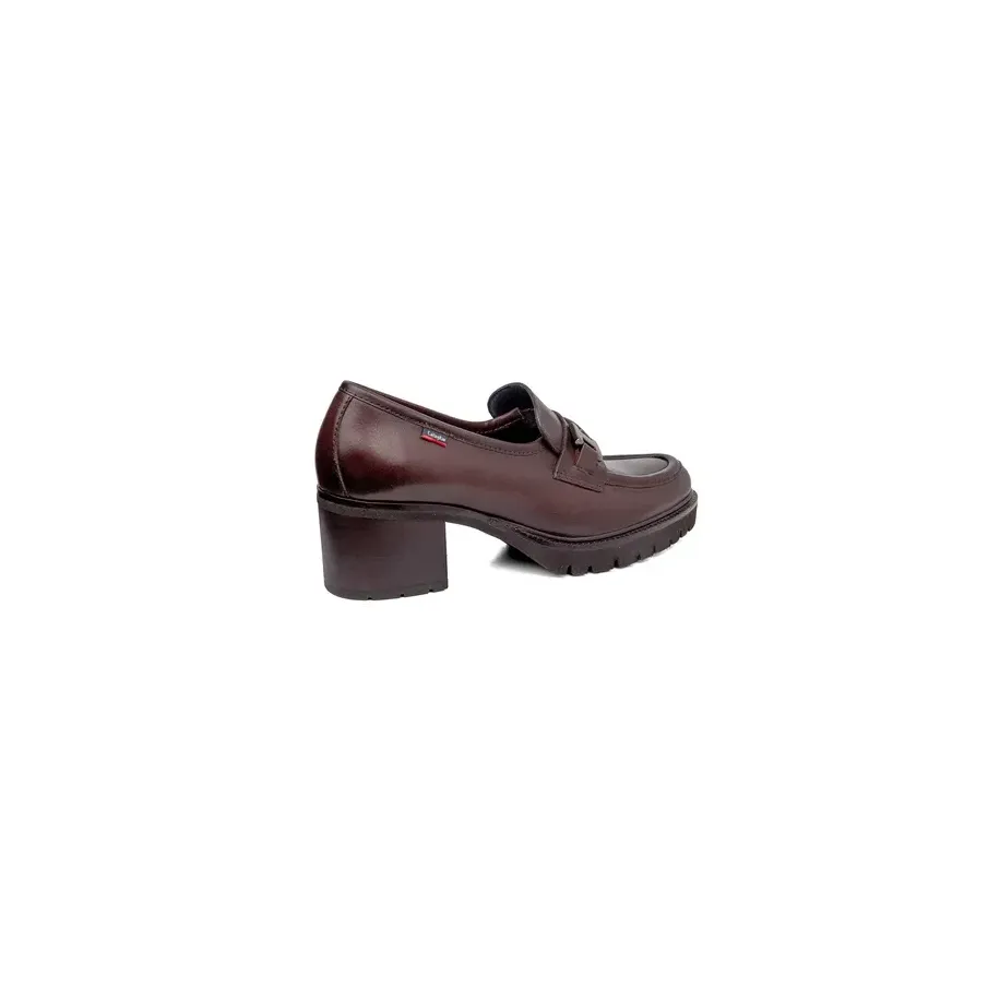Mocasín de mujer marrón con tacón vista lateral